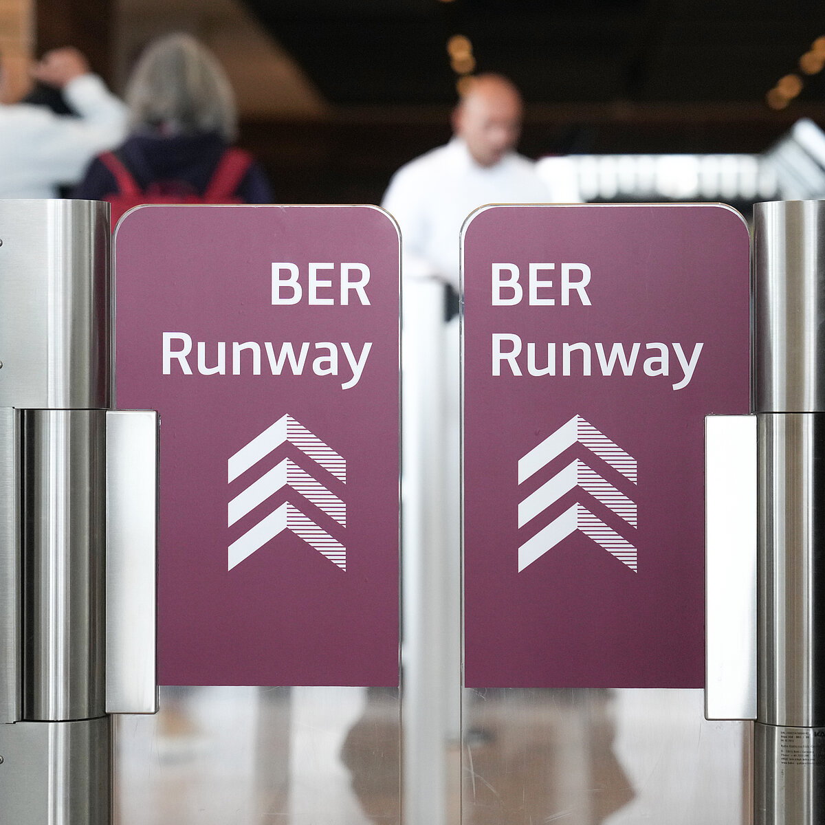 Verbesserter Service am Runway BER. Sicht auf den Eingang zum reservierten Sicherheitscheck.