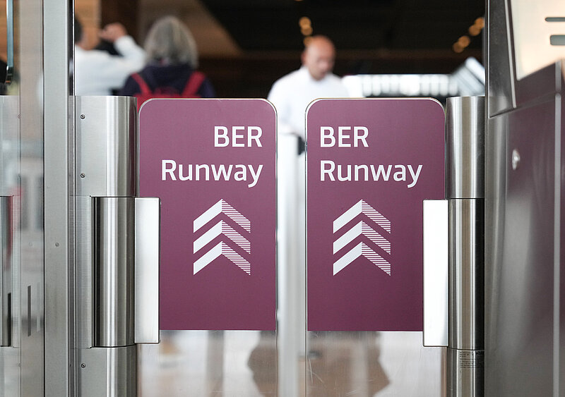 Verbesserter Service am Runway BER. Sicht auf den Eingang zum reservierten Sicherheitscheck.