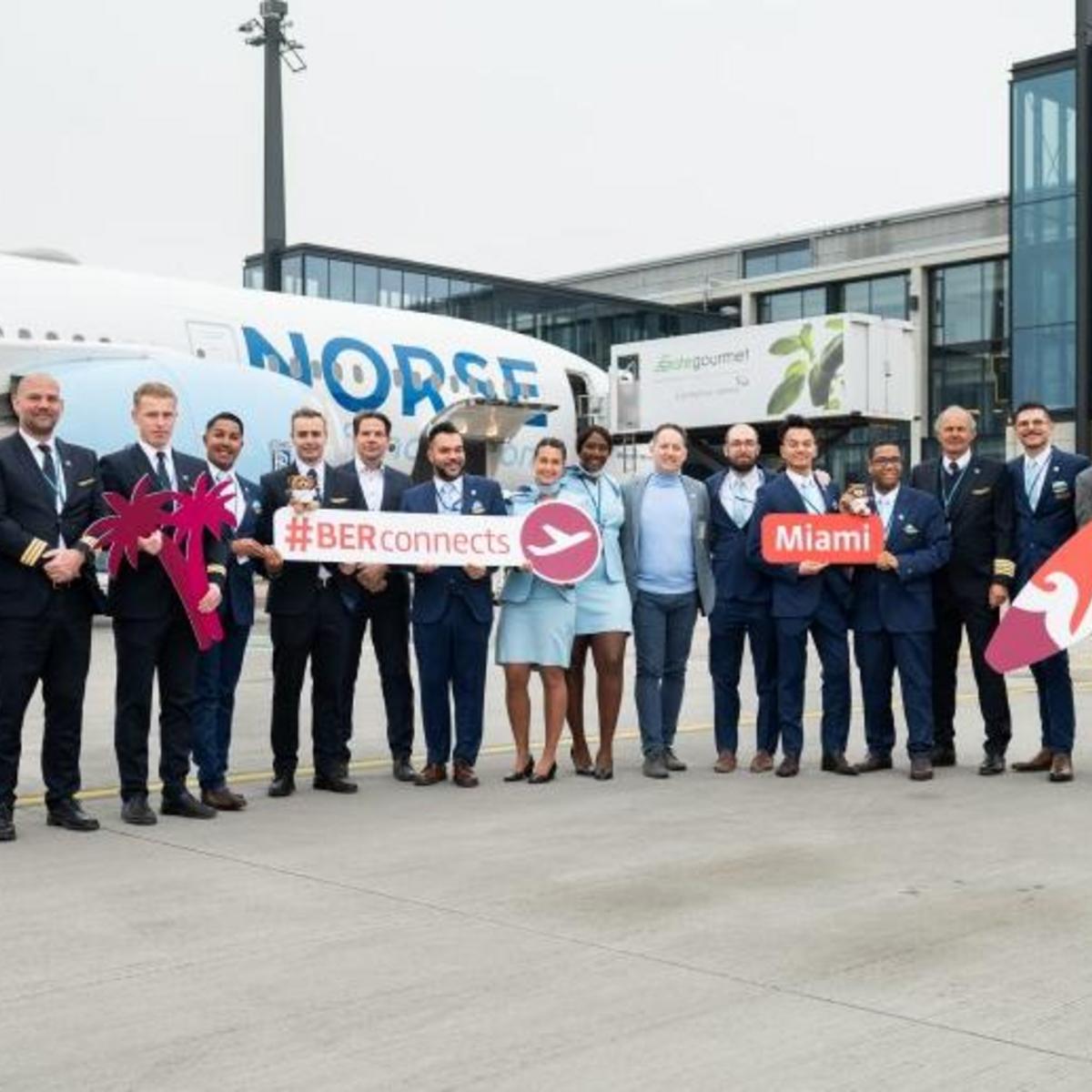 Erstflug vom BER: Ab sofort und während des gesamten Winterflugplans fliegt Norse Atlantic Airways jeden Freitag nach Miami in Florida an der Ostküste der USA. V.l.n.r.: Frank Nordbjerg, Head of Sales Germany, Norse Atlantic Airways (1.v.l.), Thomas Kohr, Leiter Aviation Marketing, Flughafen Berlin Brandenburg GmbH (6.v.l.), John Krempa, Regional Airport Services Manager – Europe, Norse Altantic Airways (10.v.l.) und Andreas Ley, Senior Manager Aviation Marketing, Flughafen Berlin Brandenburg GmbH (1.v.r.) in mitten von Crew.