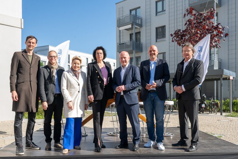 V.l.n.r.: Martin Hikel, Bezirksbürgermeister Neukölln Michael Müller, Regierender Bürgermeister von Berlin a.D. Franziska Giffey, Regierende Bürgermeisterin von Berlin a.D., Senatorin für Wirtschaft, Energie und Betriebe sowie Bürgermeisterin von Berlin Natascha Klimek, Geschäftsführerin STADT UND LAND Kai Wegner, Regierender Bürgermeister von Berlin Stephan Machulik, Staatssekretär in der Senatsverwaltung für Stadtentwicklung, Bauen und Wohnen Ingo Malter, Geschäftsführer STADT UND LAND 