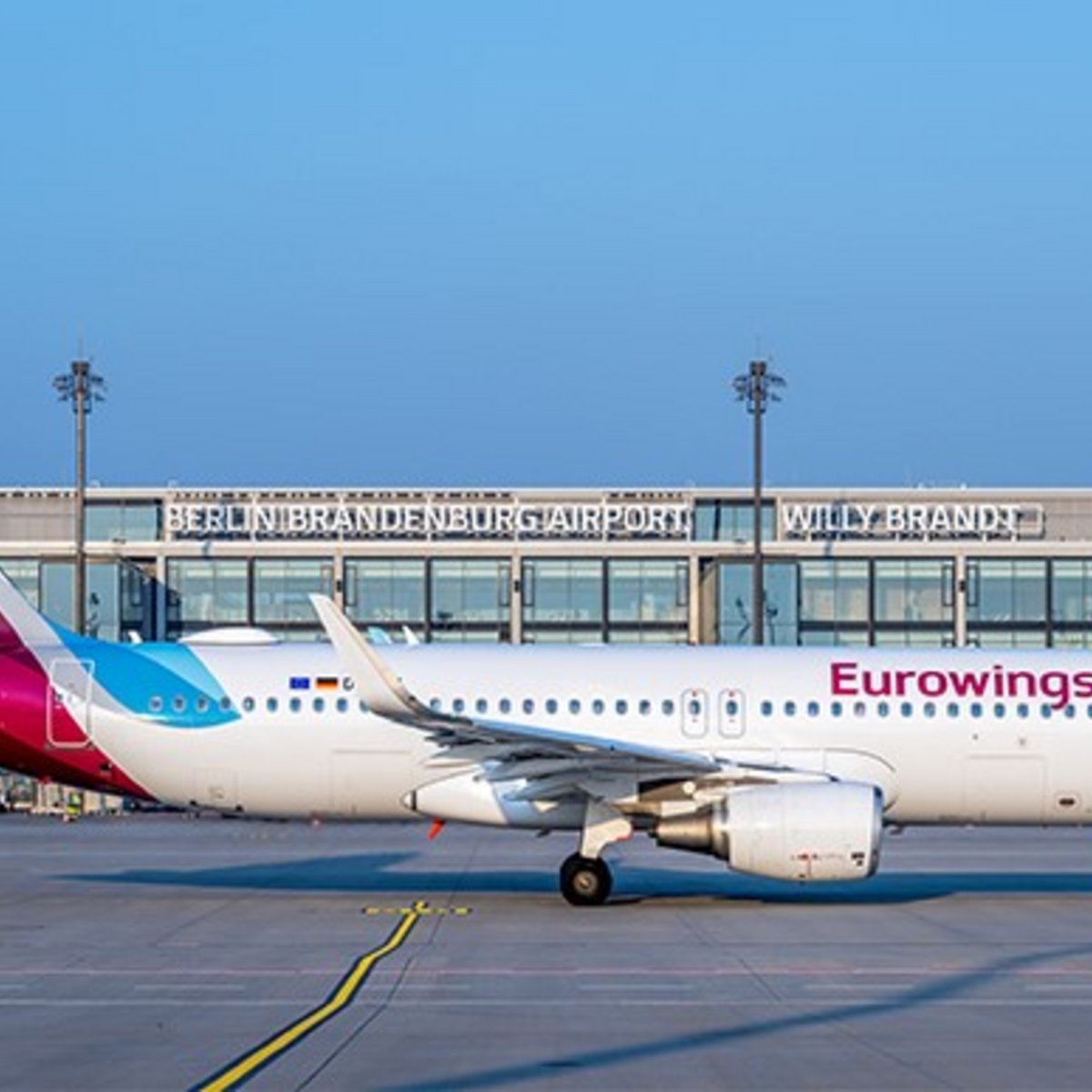 Eurowings Maschine auf dem Vorfeld BER