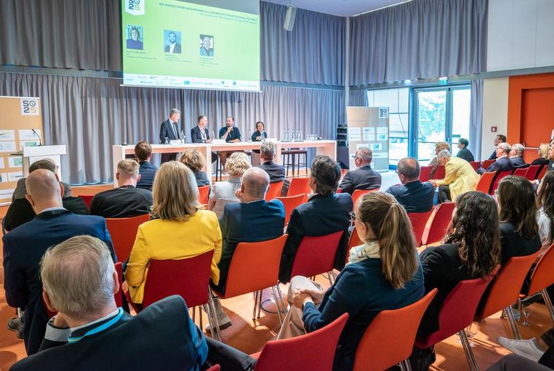 Podiumsgespräch mit Aletta von Massenbach, CEO, Flughafen Berlin Brandenburg GmbH; Alexander Riederer, Vorsitzender des Verwaltungsrates TESLA Manufacturing Brandenburg SE; Dr. Patrick Wittenberg, Vorsitzender des Vorstands E.DIS AG; Moderation: Dr. Steffen Kammradt, Sprecher der Geschäftsführung WFBB - Wirtschaftsförderung Land Brandenburg GmbH
