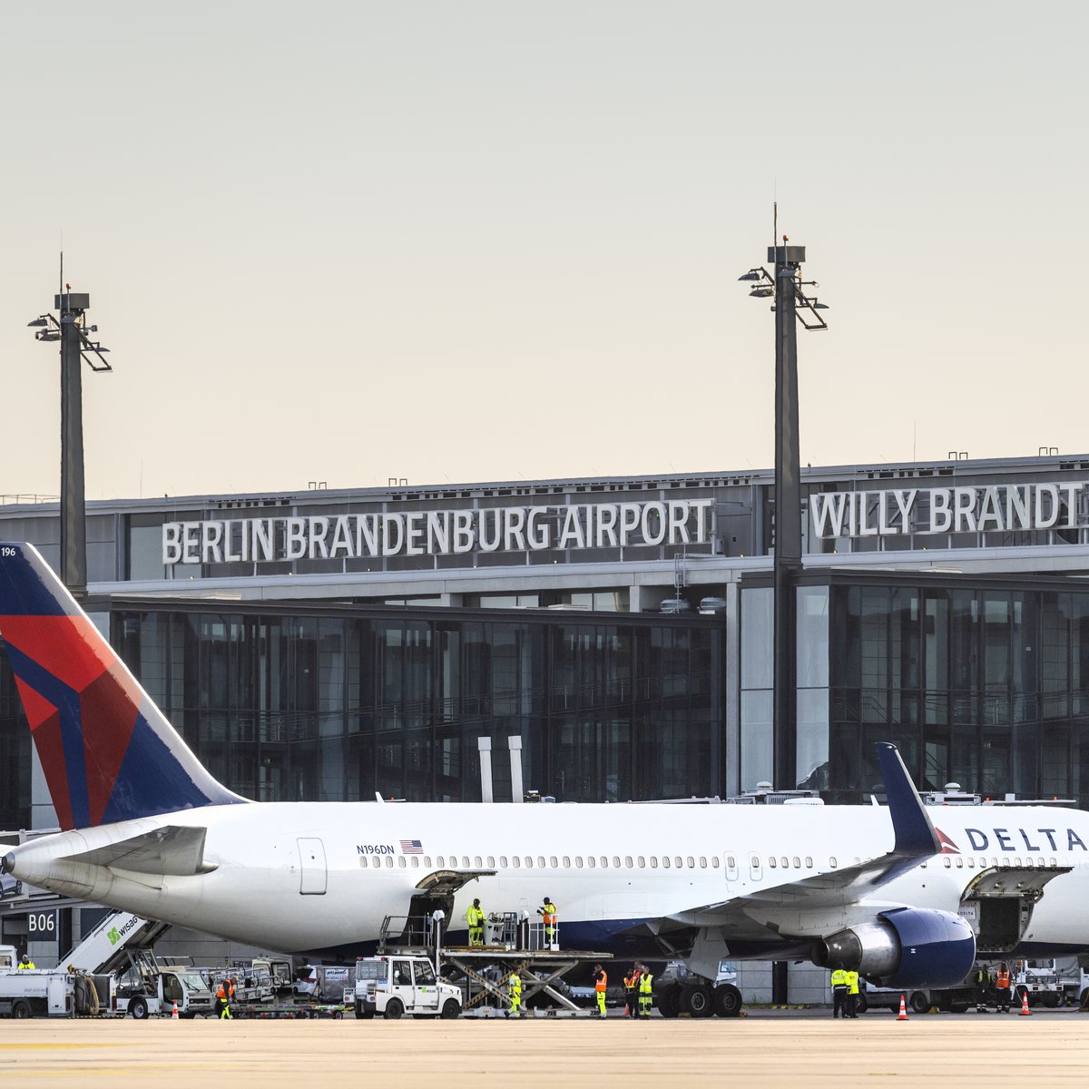 Maschine der Delta Air Lines vor dem Flughafen Berlin Brandenburg