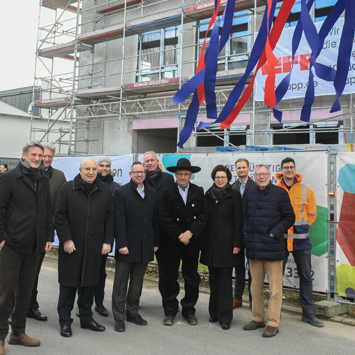 Foto: Richtfest Campus "Am Oktogon" in Berlin-Adlershof mit: Marcus Buder, Berliner Sparkasse, Dr. Christoph Keim, Aufsichtsratsvorsitzender der Bauherrengesellschaft, Rolf Lechner, Vorstand immobilien-experten-ag., Stephan Zergiebel, Berliner Sparkasse, Oliver Igel, Bezirksbürgermeister Treptow-Köpenick, Klaus Pahl, Prokurist und technischer Leiter immobilien-experten-ag. Marius Andreiu, Polier des Generalunternehmers Lupp, Mareike Lechner, Vorständin immobilien-experten-ag. Rudolf Wolff, Oberbauleiter des Generalunternehmers Lupp, Gunter Bürk, Geschäftsführender Gesellschafter GBP Architekten, Nils Köppe, Bauleiter des Generalunternehmers Lupp