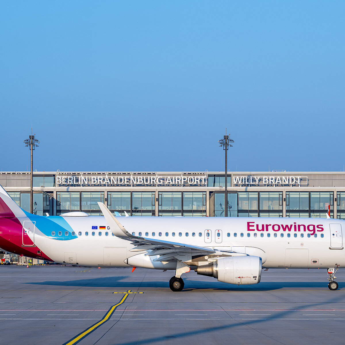 Flugzeug Eurowings vor BER Flughafen