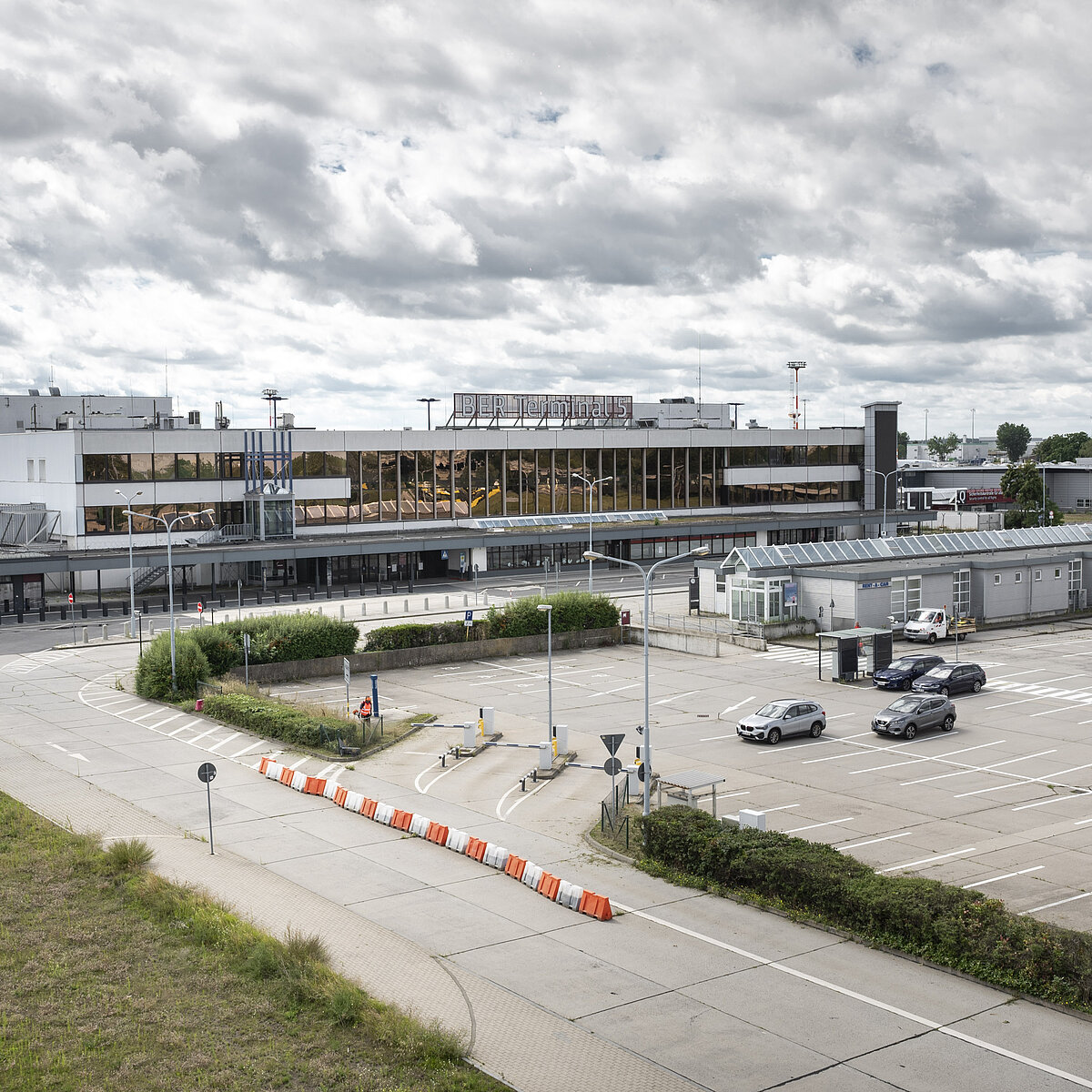 Ideenwettbewerb für Quartier SXF 2.0 am BER gestartet. Luftaufnahme der Flughafenfläche inkl. altes Terminal.