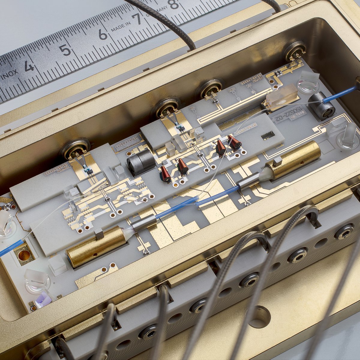 Bild eines mikrointegrierten Lasermoduls mit optischem Halbleiterverstärker für Quantensensorik-Experimente im Weltraum.