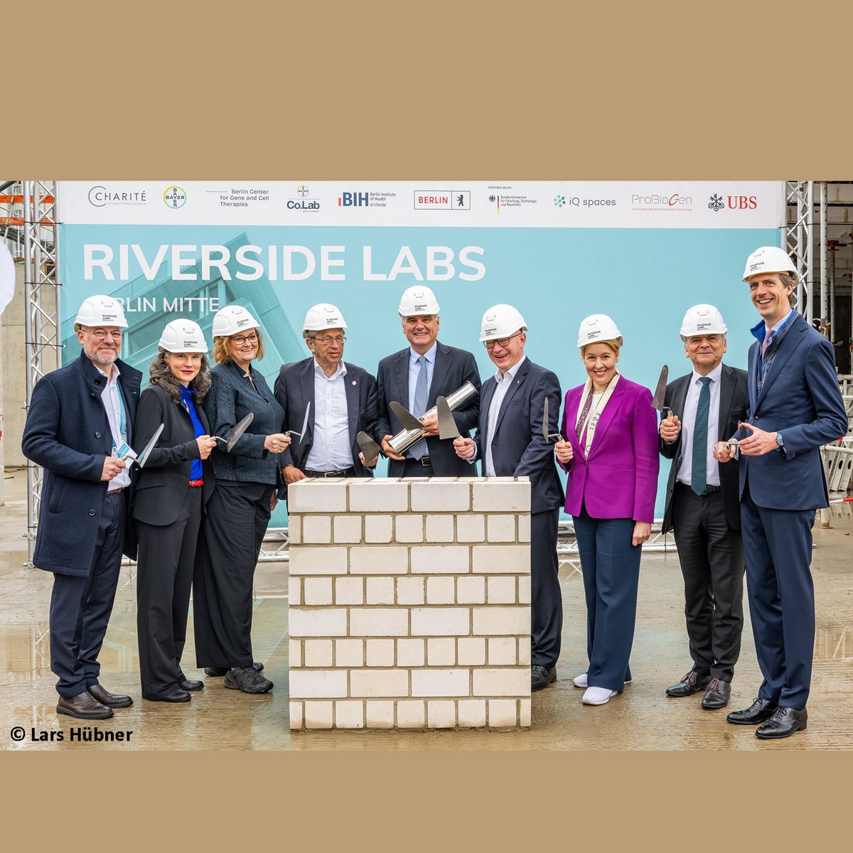 Folgende Personen zelebrieren die Grundsteinlegung: Marcus Fißan, Managing Director, HENN GmbH; Dr. Doris Meder, Administrative Direktorin des BIH in der Charité; Dr. Ina Czyborra, Senatorin für Wissenschaft, Gesundheit und Pflege; Prof. Dr. Heyo K. Krömer, Vorstandsvorsitzender der Charité – Universitätsmedizin Berlin; Stefan Oelrich, Mitglied des Vorstands der Bayer AG; Kai Wegner, Regierender Bürgermeister von Berlin; Franziska Giffey, Bürgermeisterin von Berlin, Senatorin für Wirtschaft, Energie und Betrieb; Dr. Rolf- Dieter Jungk, Staatssekretär im Bundesministerium für Forschung, Technologie und Raumfahrt & Vincent Wege, Managing Director, iQ Spaces Management GmbH