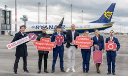 Crew auf dem Rollfeld zu Ryanair baut ihr Flugangebot ab BER aus mit Thomas Kohr, Leiter Corporate ＆ Business Development, Flughafen Berlin Brandenburg GmbH (1.v.l.) und Johannes Mohrmann, Senior Manager Business Development Aviation, Flughafen Berlin Brandenburg GmbH (Mitte) inmitten von Ryanair-Crew.