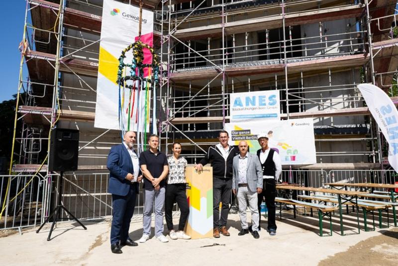 Die Personen auf dem Bild von links: Herr Halil Kuc (Geschäftsführer, Anes); Herr Malte Bädelt (Vorstand, Gewobag); Frau Susann Penzkofer (Projektleitung, Gewobag); Herr Adrian Steinkrauß (Projektleitung, Anes); Herr Mahmut Kahraman (Prokurist, Anes); Herr Matthias Krenz (Polier, Anes)