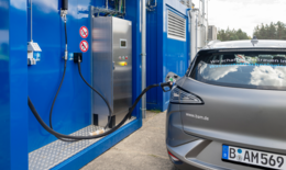 Bild von der Tankstelle mit einem Auto beim Ladevorgang an der Zapfsäule