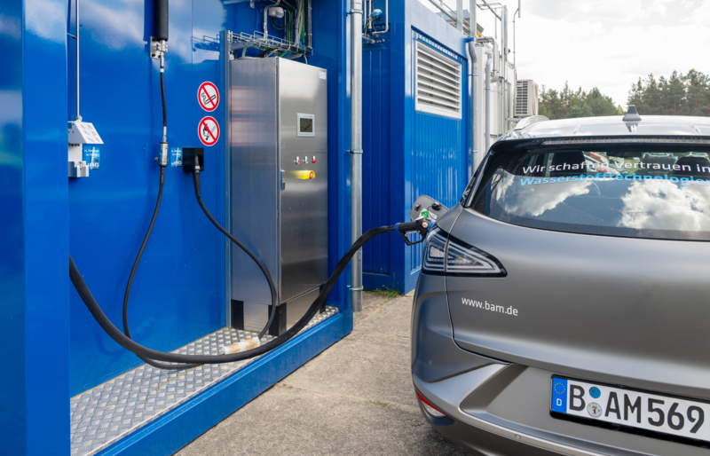 Bild von der Tankstelle mit einem Auto beim Ladevorgang an der Zapfsäule