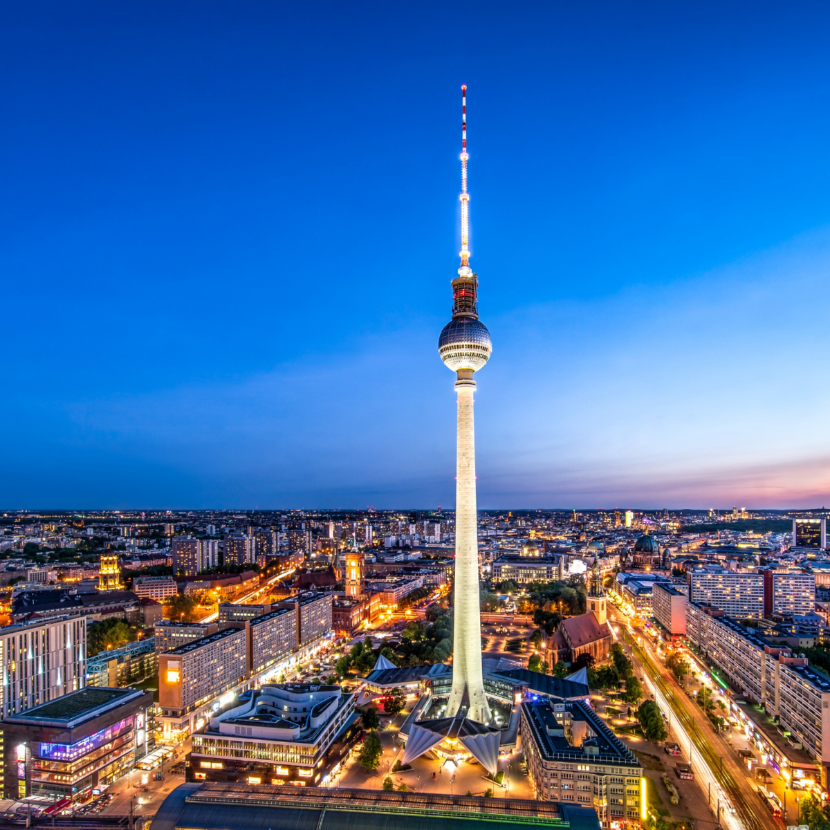 Blick auf den Berliner Fernsehturm in der Abenddämmerung