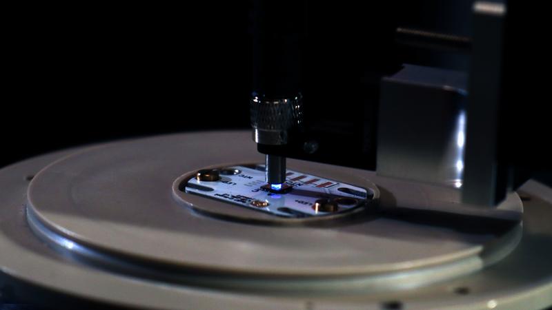 Laboraufbau mit Fern-UVC-LED-Chip bestehend aus Zehntausenden 235 nm Mikro-LEDs, die in eine Glasfaser emittieren.
