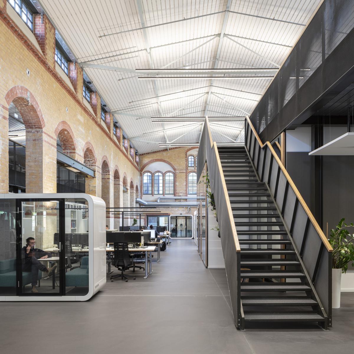 Innenansicht vom Bürogebäude DSTRCT.Berlin mit Treppenaufgang