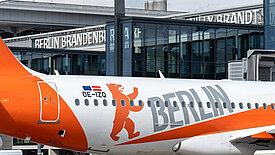 Vorfeld Flughafen Berlin Brandenburg mit BERLIN gebrandeter Maschine