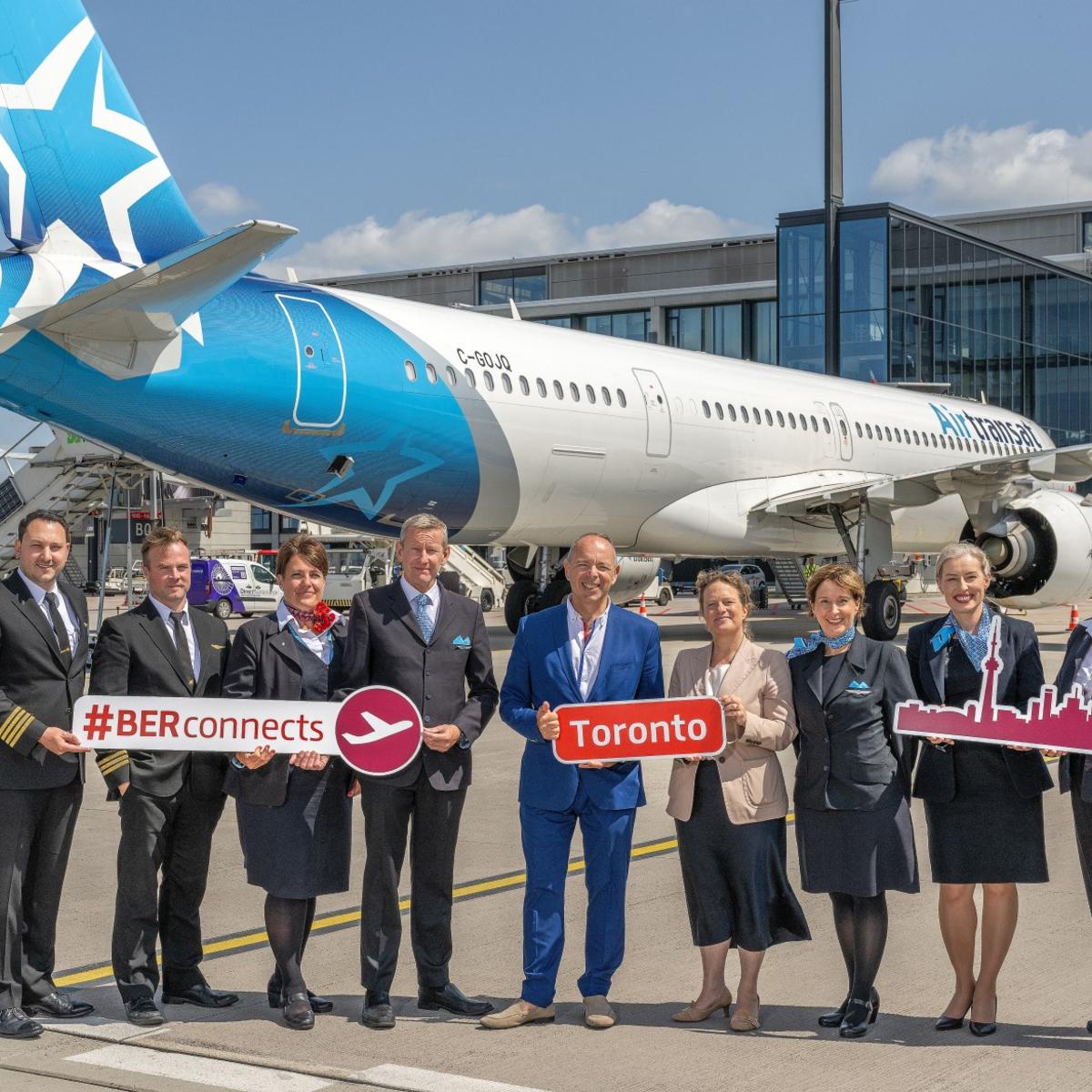 Neue Langstrecke für den BER: Air Transat fliegt zweimal pro Woche vom BER nach Toronto in Kanada. Im Bild: Aletta von Massenbach, Vorsitzende der Geschäftsführung, Flughafen Berlin Brandenburg GmbH (4.v.r.), Cyril Cousin, Country Manager FR, Benelux, Switzerland and Germany, Air Transat (5.v.l.) und Crew