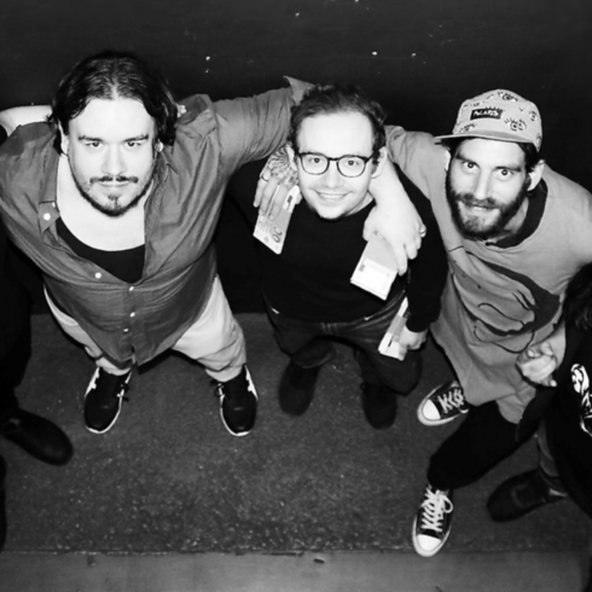 Bild zeigt das Team der Firma Dexai Arts, einem Spieleentwickler aus Berlin. Man sieht 5 junge Männer, die sich freundschaftlich umarmen und nach oben in die Kamera gucken 