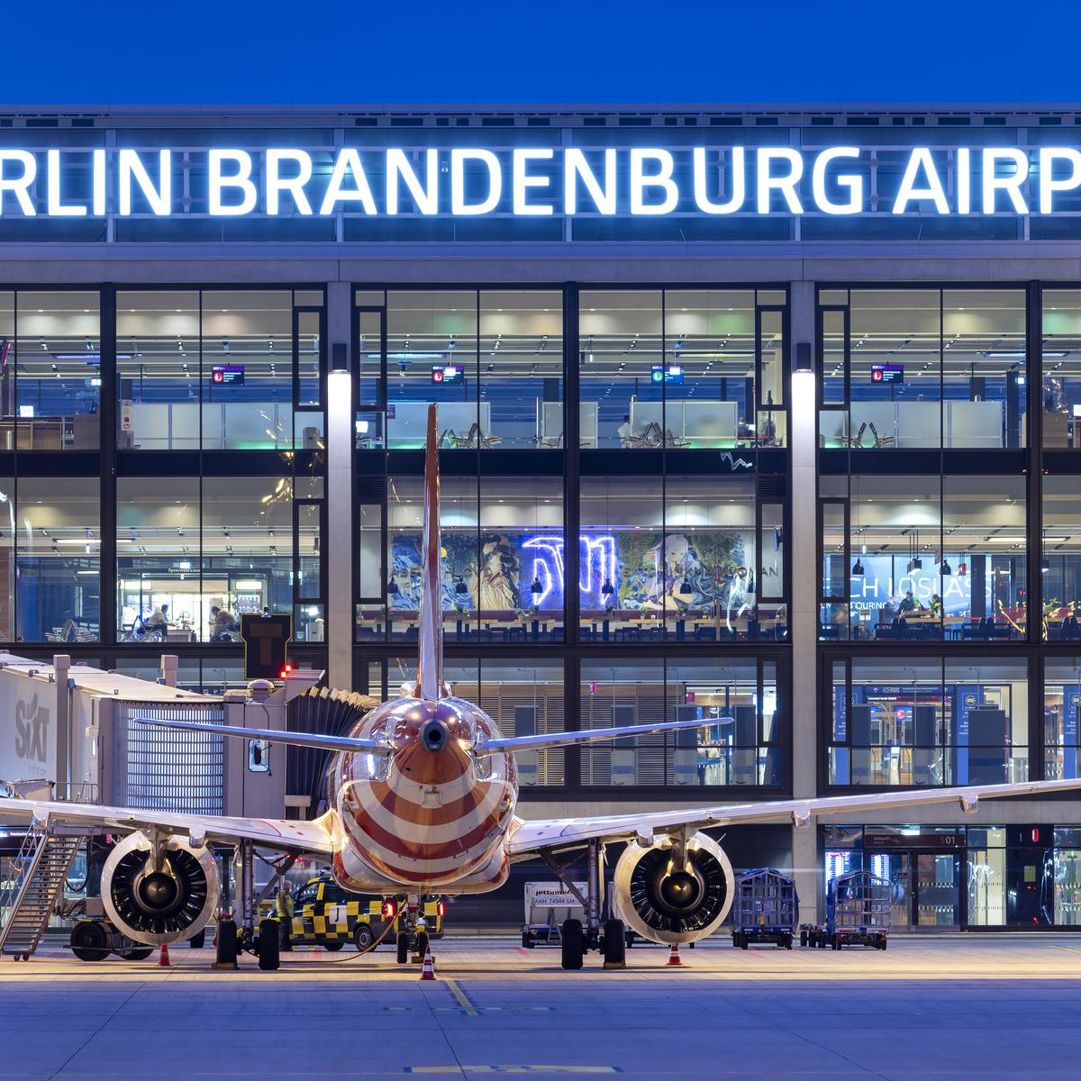 Werbebild: Flugzeug vor Terminal 1 zum Artikel BER verzeichnet 2,56 Millionen Passagiere im Oktober