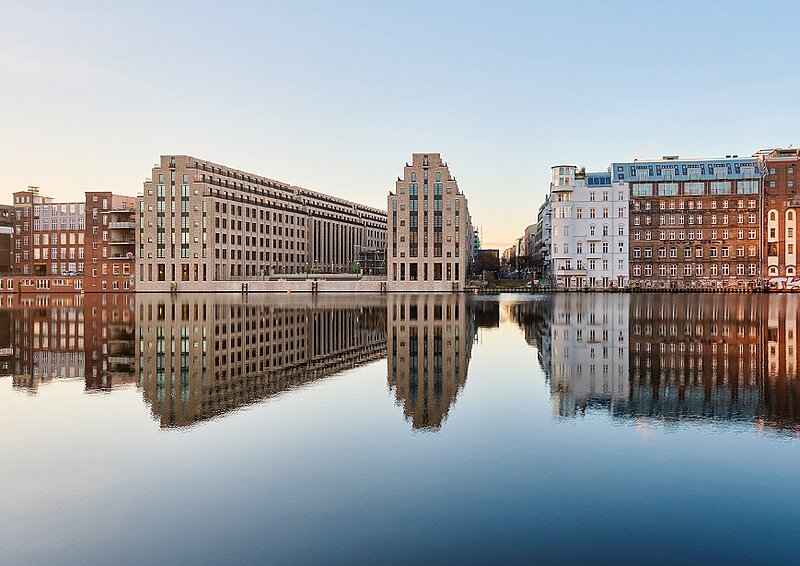 Foto von der Wasserseite auf die Projektentwicklung Cuvry Campus in Berlin-Kreuzberg