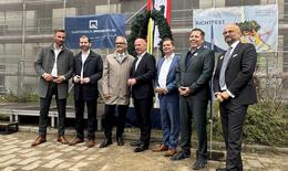 Pressebild vom Richtfest mit verschiedenen Personen inkl. Regierenden Bürgermeisters von Berlin, Kai Wegner, und des Bezirksbürgermeisters von Berlin-Lichtenberg, Martin Schaefer