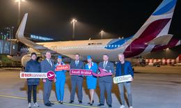 Folgende Personen vor einer Eurowings Maschine auf dem Vorfeld des BER: Stefan Nitert, Basemanager BER, Eurowings (1.v.r.) und Andreas Ley, Senior Manager Business Development Aviation, Flughafen Berlin Brandenburg GmbH (1.v.l.) inmitten von Crew. 