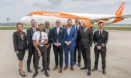 Bild vor dem Airbus zu easyJet feiert Ankunft des 400. Airbus am BER mit Stephan Erler, Country Manager Deutschland, easyJet (5.v.l.) und Thomas Hoff Andersson, Chief Operations Officer, Flughafen Berlin Brandenburg GmbH (4.v.r.) mit der easyJet Crew