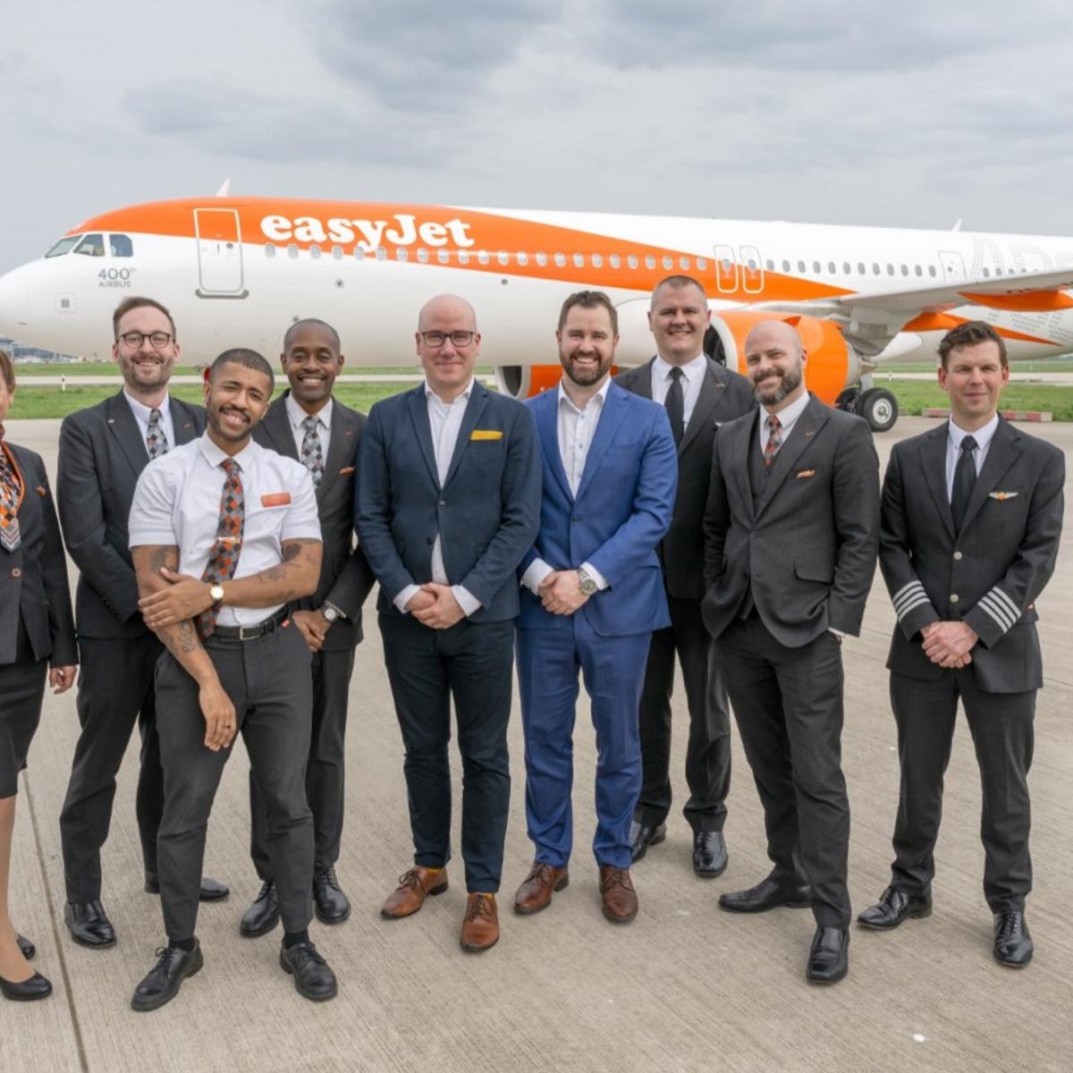 Bild vor dem Airbus zu easyJet feiert Ankunft des 400. Airbus am BER mit Stephan Erler, Country Manager Deutschland, easyJet (5.v.l.) und Thomas Hoff Andersson, Chief Operations Officer, Flughafen Berlin Brandenburg GmbH (4.v.r.) mit der easyJet Crew