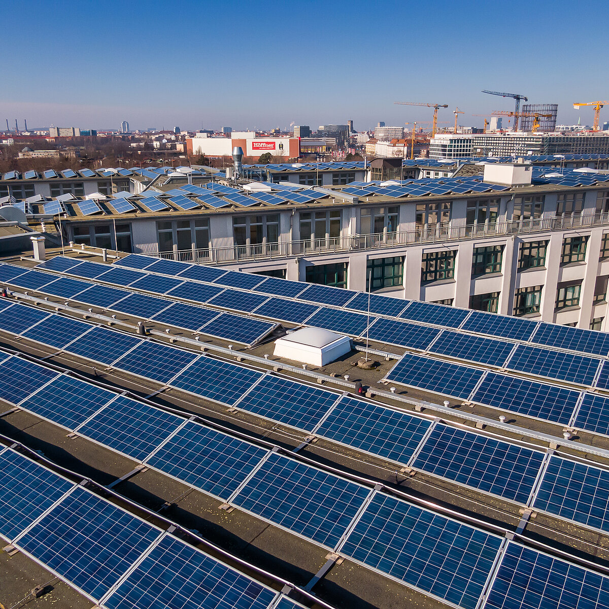 Luftaufnahme Genestrasse Berlin Dächer mit Solaranlagen