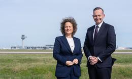 Aletta von Massenbach und Dr. Volker Wissing vor dem Flughafen BER
