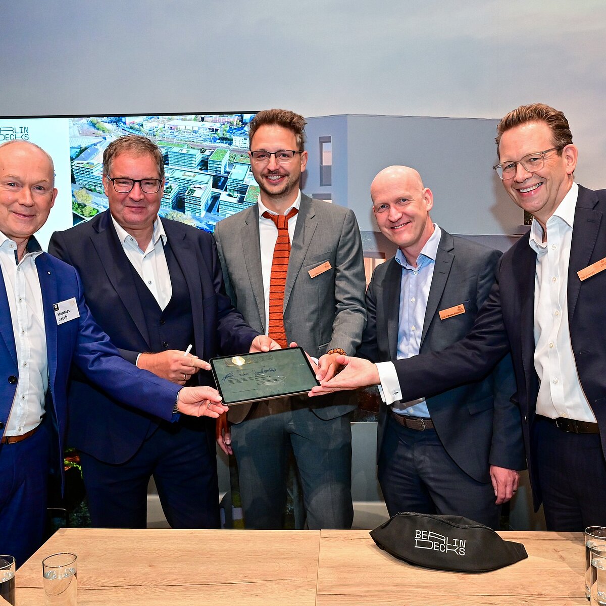 BEOS AG unterzeichnet Bauvertrag - zu sehen sind: Matthias Jacob (Country President Germany Implenia), Holger Rößner (Niederlassungsleiter Berlin Implenia), Tony Paumer (Projektleiter BERLIN DECKS & Senior Projektmanager BEOS AG), Jan Plückhahn (Vorstand BEOS AG), Per Erikson (Head Real Estate Swiss Life Asset Managers
