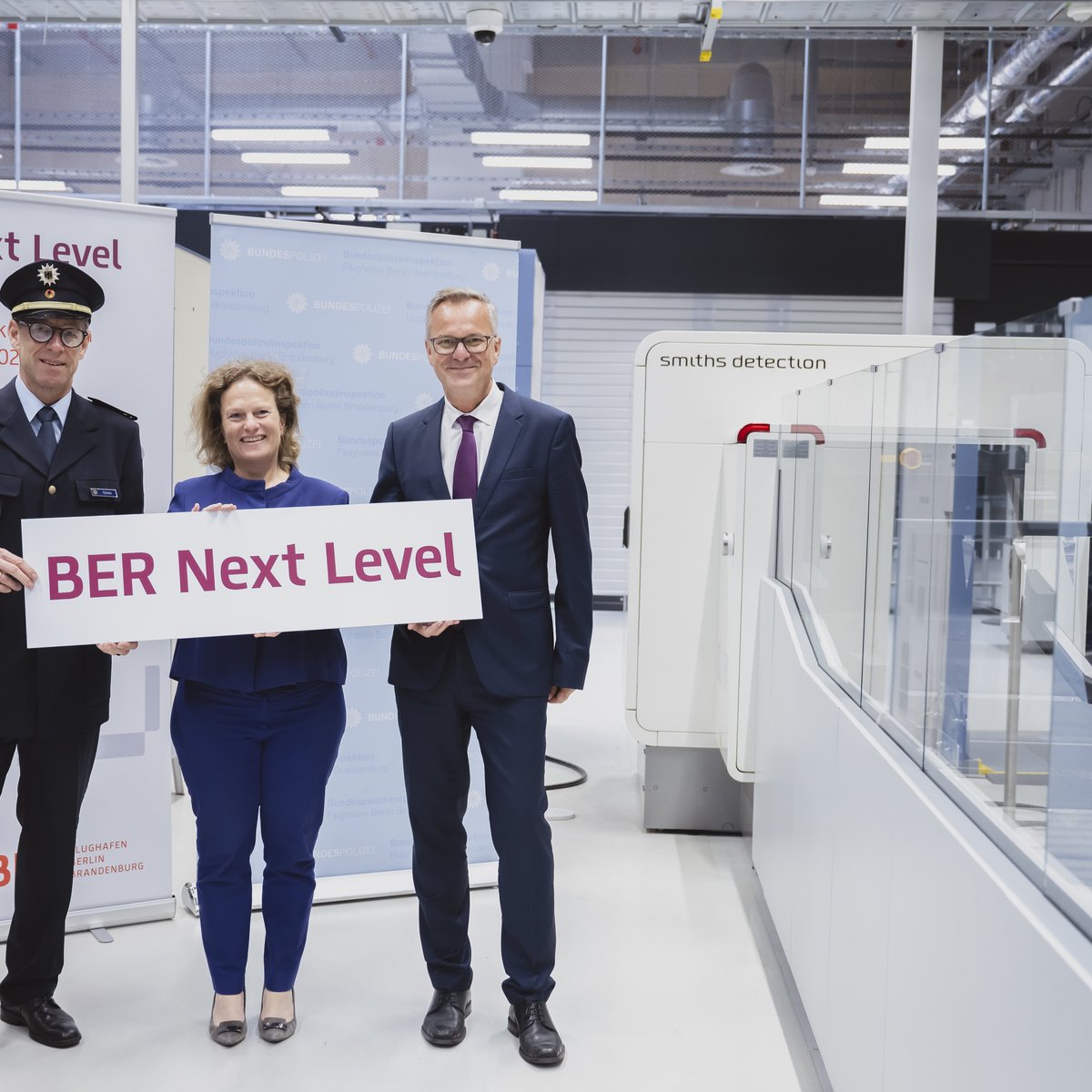 Foto vor Sicherheitsabfertigung mit Aletta von Massenbach, Herrn Carsten Glade (Präsident Bundespolizeidirektion Berlin) und Herrn Hans-Georg Engelke (Staatssekretär im Bundesministerium des Innern und für Heimat)