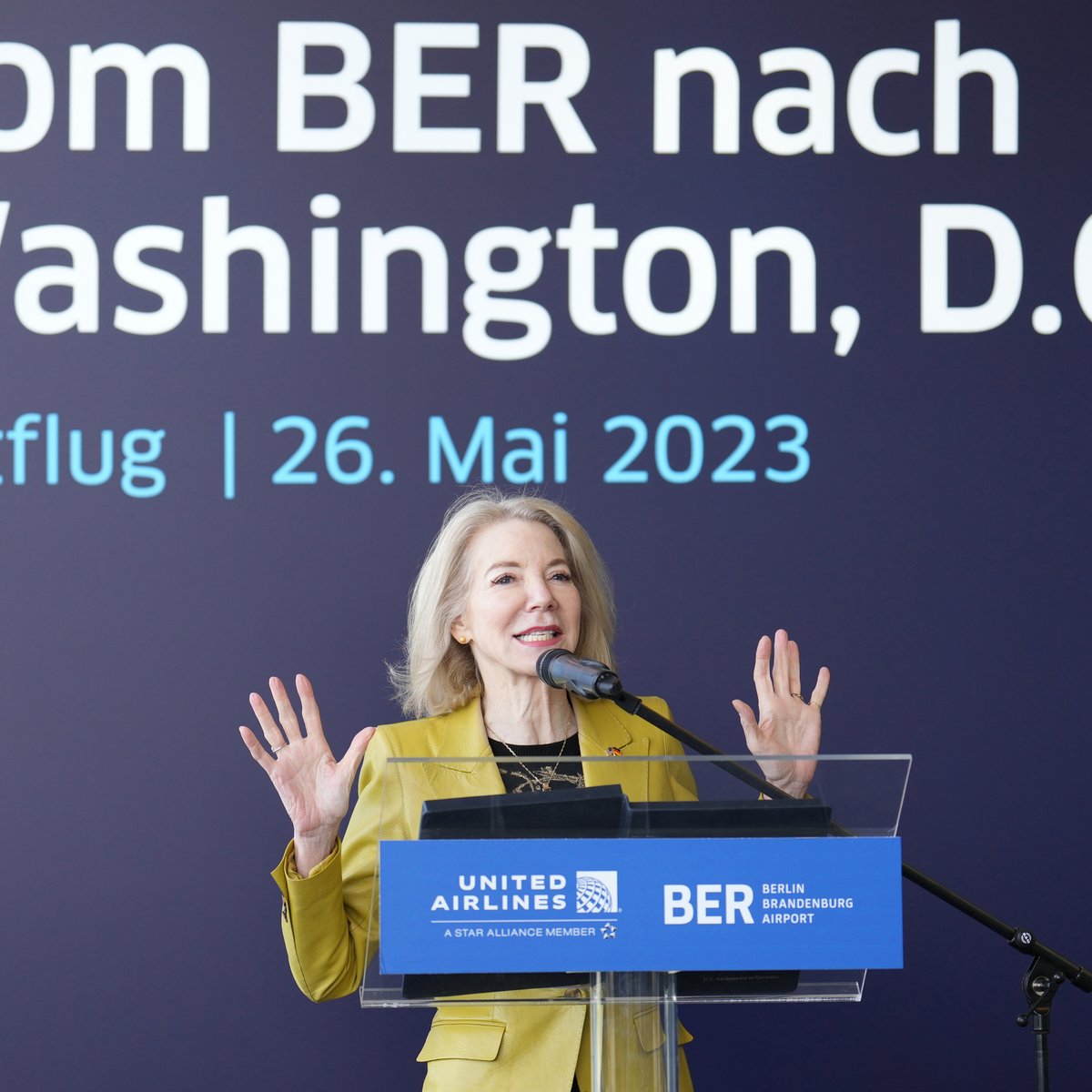 Dr. Amy Gutmann, US-Botschafterin der Bundesrepublik Deutschland, bei den offiziellen Feierlichkeiten zum Erstflug von United Airlines nach Washington D.C.