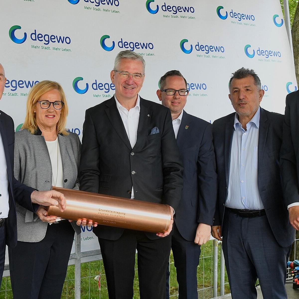 Zur Grundsteinlegung am degewo-Klimahaus in Treptow-Köpenick mit folgenden Personen: Dr. Rolf Bösinger (SPD), Staatssekretär im Bundesministerium für Wohnen, Stadtentwicklung und Bauwesen, Stephan Machulik (SPD), Staatssekretär für Wohnen und Mieterschutz, Berlin, Oliver Igel (SPD), Bezirksbürgermeister von Berlin Treptow-Köpenick, Sandra Wehrmann, Vorstandsmitglied bei degewo, Christoph Beck, Vorstandsmitglied bei degewo, Nevzat Köstek, Geschäftsführender Gesellschafter, BATEG Berlin