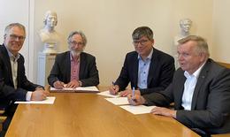 Bei der Unterzeichnung des MoU für ein gemeinsames Berlin Battery Lab am 7. Mai 2025: Prof. Dr. Ulrich Panne, Präsident der Bundesanstalt für Materialforschung und -prüfung (BAM), Prof. Dr. Christoph Schneider, Vizepräsident für Forschung der HU, Prof. Dr. Bernd Rech, wissenschaftlicher Geschäftsführer des Helmholtz Zentrums Berlin (HZB), und Thomas Frederking, kaufmännischer Geschäftsführer des HZB (v.l.n.r.).