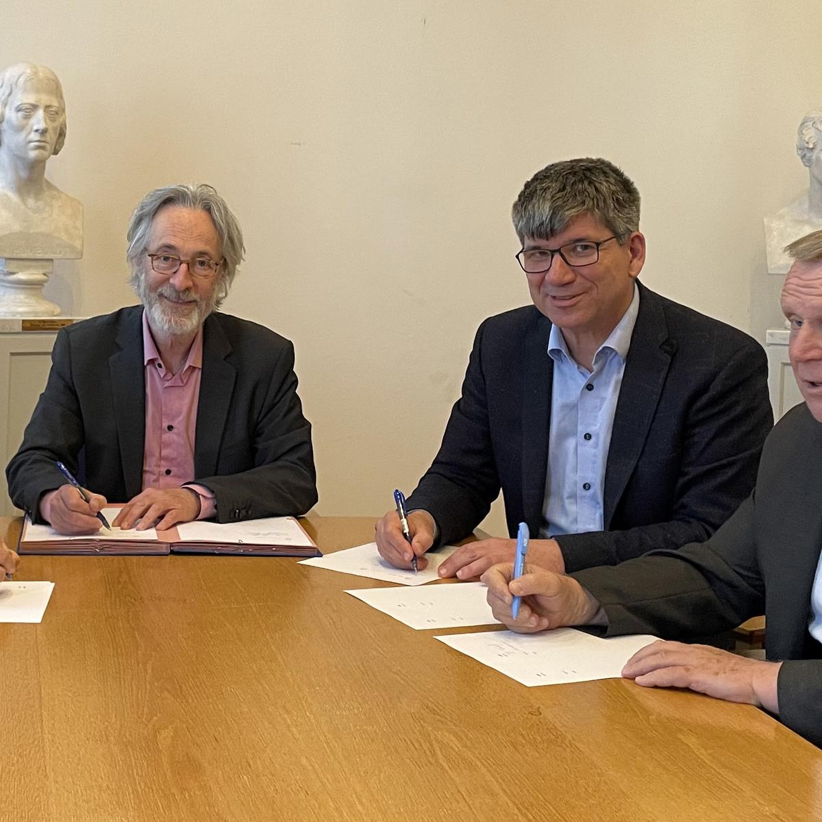 Bei der Unterzeichnung des MoU für ein gemeinsames Berlin Battery Lab am 7. Mai 2025: Prof. Dr. Ulrich Panne, Präsident der Bundesanstalt für Materialforschung und -prüfung (BAM), Prof. Dr. Christoph Schneider, Vizepräsident für Forschung der HU, Prof. Dr. Bernd Rech, wissenschaftlicher Geschäftsführer des Helmholtz Zentrums Berlin (HZB), und Thomas Frederking, kaufmännischer Geschäftsführer des HZB (v.l.n.r.).