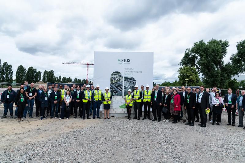 Diverse Personen bei der Grundsteinlegung für neuen Rechenzentrumscampus im Berliner Marienpark