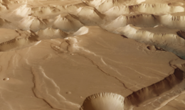 Bild der Marsoberfläche - man sieht rotbraune Oberfläche mit Bodenverwerfungen und Kratern.