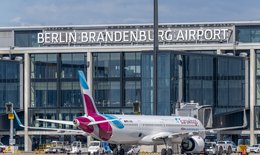 eurowings Maschine am BER vor dem Terminal 1 auf dem Vorfeld