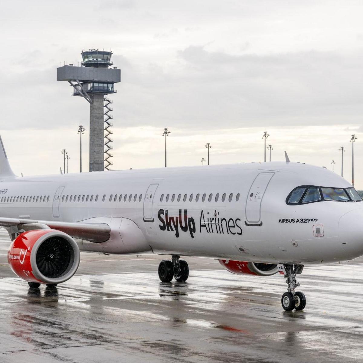 Airbus A321 neo von SkyUp Airlines auf dem Rollfeld der Flughafen Berlin Brandenburg im Hintergrund steht der BER Tower