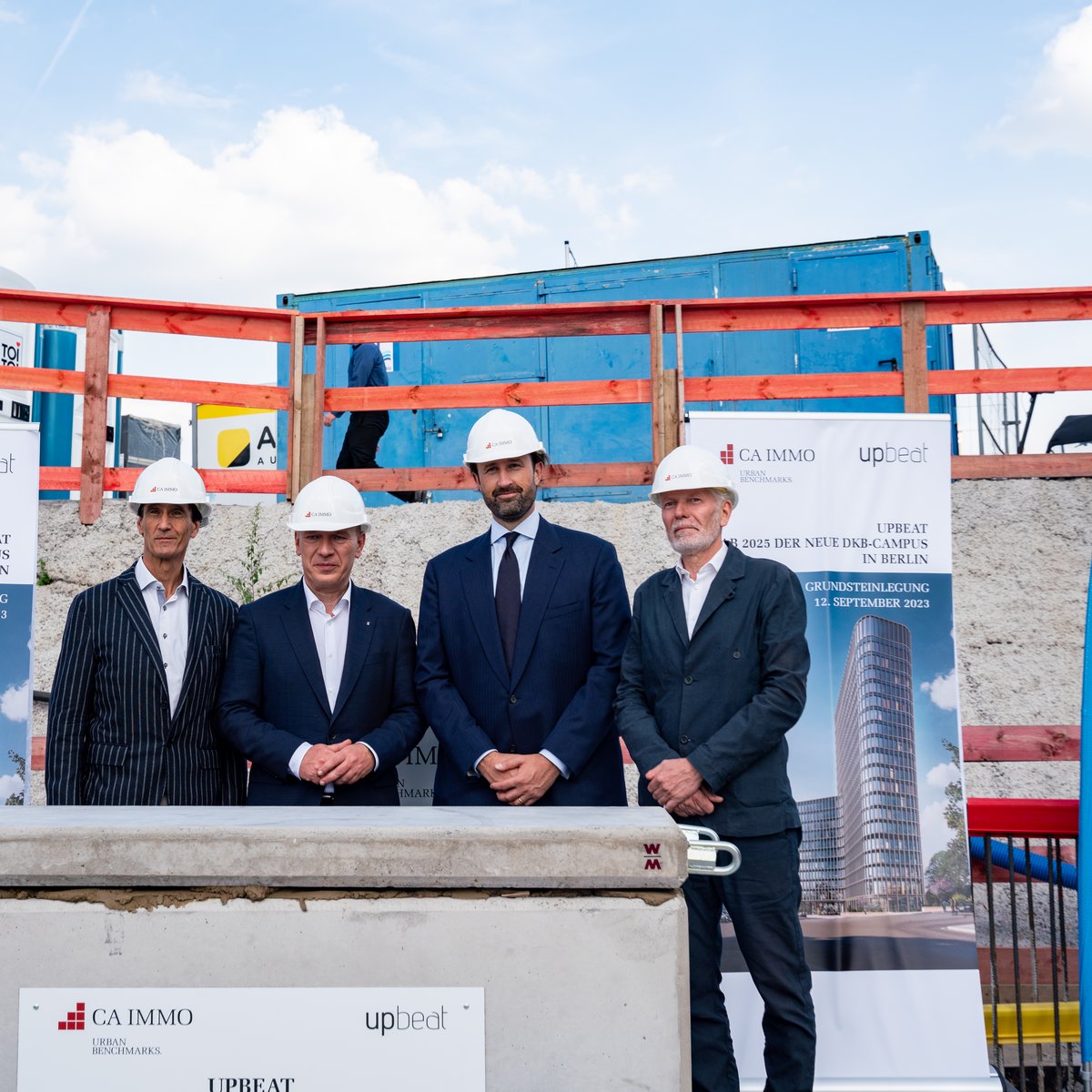 Grundsteinlegung - V.l.n.r: Stefan Unterlandstättner, Kai Wegner, Keegan Viscius, Prof. Jan Kleihue