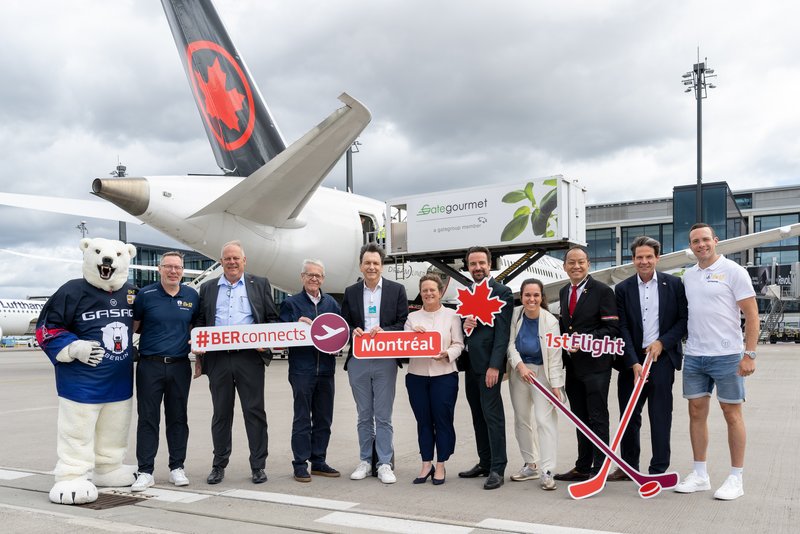 Im Bild (von links nach rechts): Bully, das Maskottchen der Eisbären Berlin, Thomas Bothstede (Geschäftsführer der Eisbären Berlin), Jens Warnken (Präsident der IHK Cottbus), Jean Christophe Herault (Country Sales Manager für Deutschland, die Schweiz und Österreich, Air Canada), Aletta von Massenbach (CEO, Flughafen Berlin Brandenburg GmbH), Robert Rückel (Vizepräsident der IHK Berlin), Geneviève Rolland (Generaldelegierte von Québec in Deutschland, Österreich und der Schweiz), Rocky Lo (Geschäftsführer für den internationalen Vertrieb bei Air Canada), Thomas Kohr (Leiter Corporate & Business Development bei der Flughafen Berlin Brandenburg GmbH) und Yannick Veilleux (Spieler der Eisbären Berlin aus Montréal)