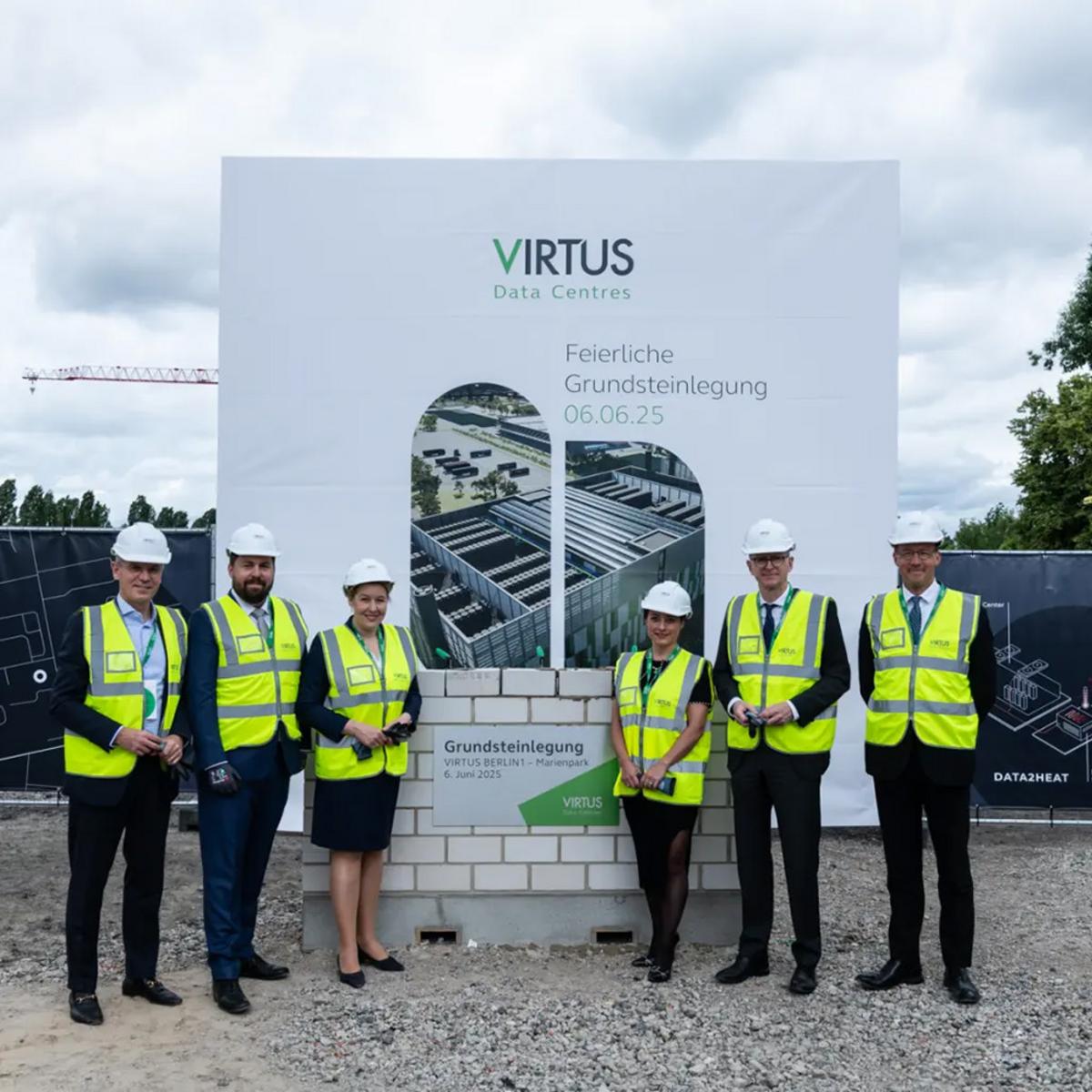 Folgende Personen vor einer Werbewand zur Grundsteinlegung für das neue Rechenzentrum im Marienpark; (v.l.n.r.): Rupprecht Rittweger, Investa Holding; Michael Dada, VIRTUS Data Centres; Franziska Giffey, Senatorin für Wirtschaft, Energie und Betriebe; Christina Mertens, VIRTUS Data Centres; Georg Friedrichs, GASAG; Chris Barton, Handelskommissar seiner Majestät für Europa