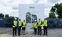 Folgende Personen vor einer Werbewand zur Grundsteinlegung für das neue Rechenzentrum im Marienpark; (v.l.n.r.): Rupprecht Rittweger, Investa Holding; Michael Dada, VIRTUS Data Centres; Franziska Giffey, Senatorin für Wirtschaft, Energie und Betriebe; Christina Mertens, VIRTUS Data Centres; Georg Friedrichs, GASAG; Chris Barton, Handelskommissar seiner Majestät für Europa