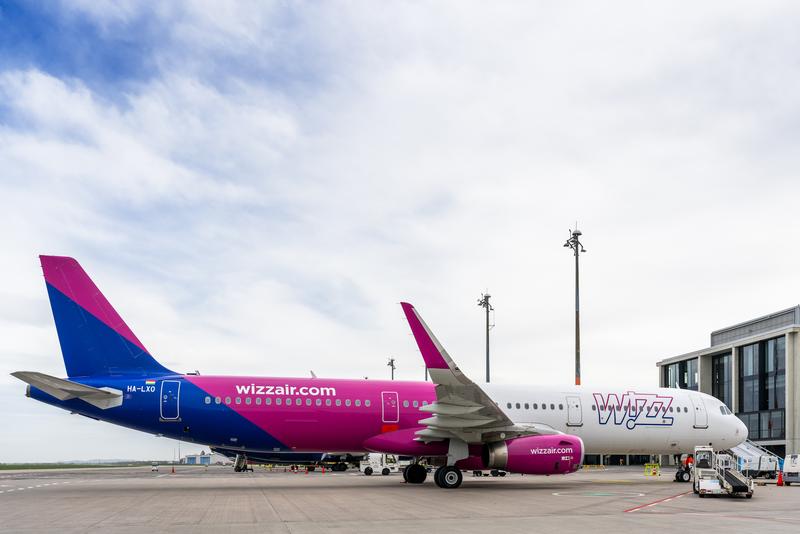 Wizz Air Maschine auf dem Rollfeld vom Flughafen Berlin Brandenburg