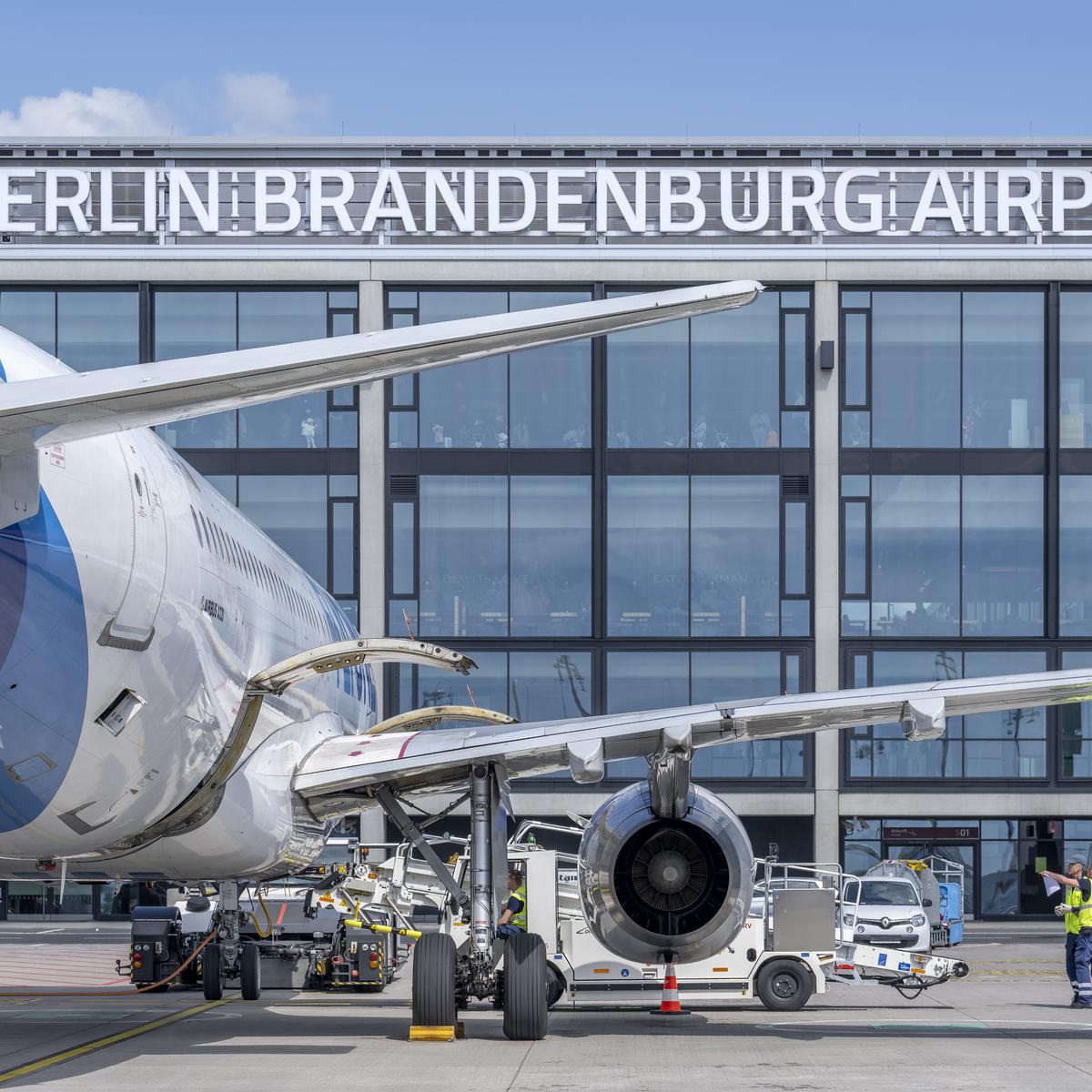 Bild vom Flugzeug vor Terminal 1 zur Verkehrsstatistik Mai 2024 vom Flughafen Berlin Brandenburg