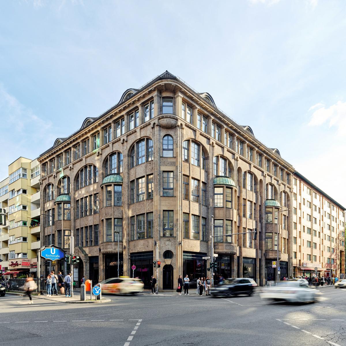 Gebäudefoto mit der Frontansicht der Der neue Standort der Notagallery Art Embassy Berlin in der Friedrichstraße 210 