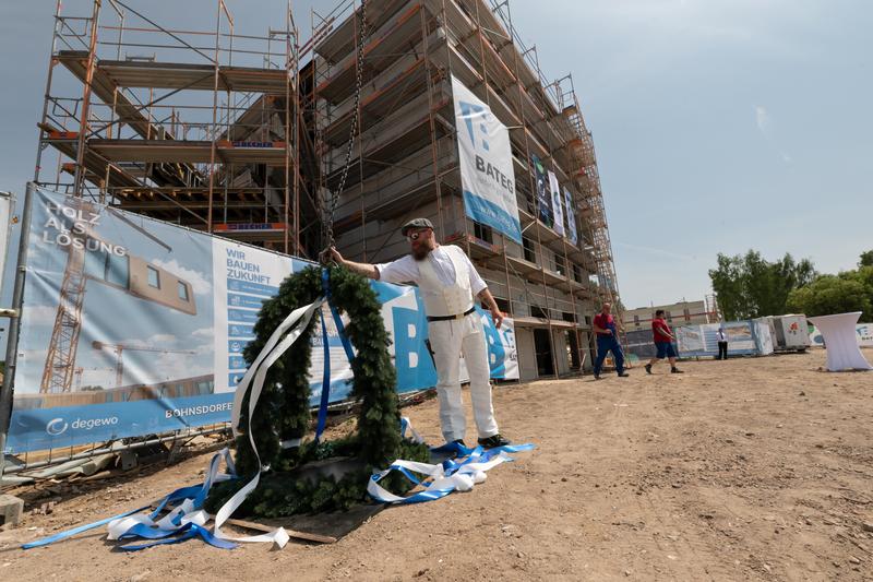 Richtkranzhebung vor einem Gebäude des "Quartiers der Vielfalt" in Berlin Treptow-Köpenick