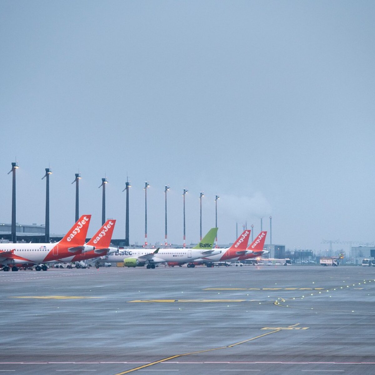 Flugzeuge auf dem Vorfeld am Flughafen BER