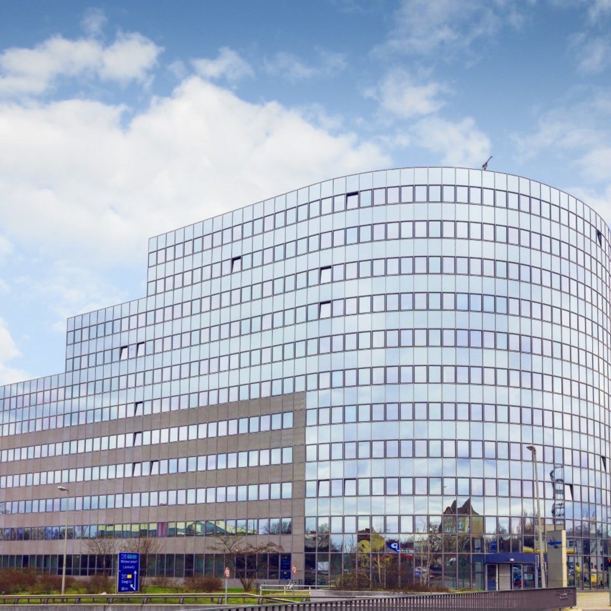 Das Bild zeigt das zehnstöckige Platinum-Gebäude des Projektentwickler Aroundtown mit seiner Glasfassade.